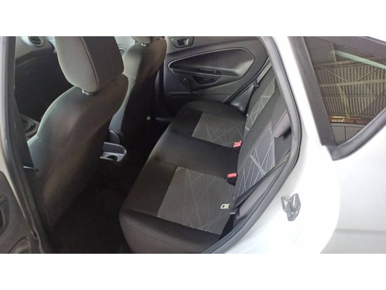FORD - FIESTA - 2015/2016 - Branca - R$ 48.900,00