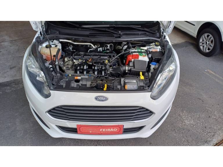 FORD - FIESTA - 2015/2016 - Branca - R$ 48.900,00