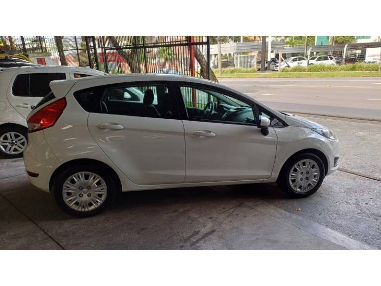 FORD - FIESTA - 2015/2016 - Branca - R$ 48.900,00