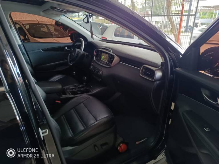 KIA MOTORS - SORENTO - 2015/2016 - Preta - R$ 105.900,00