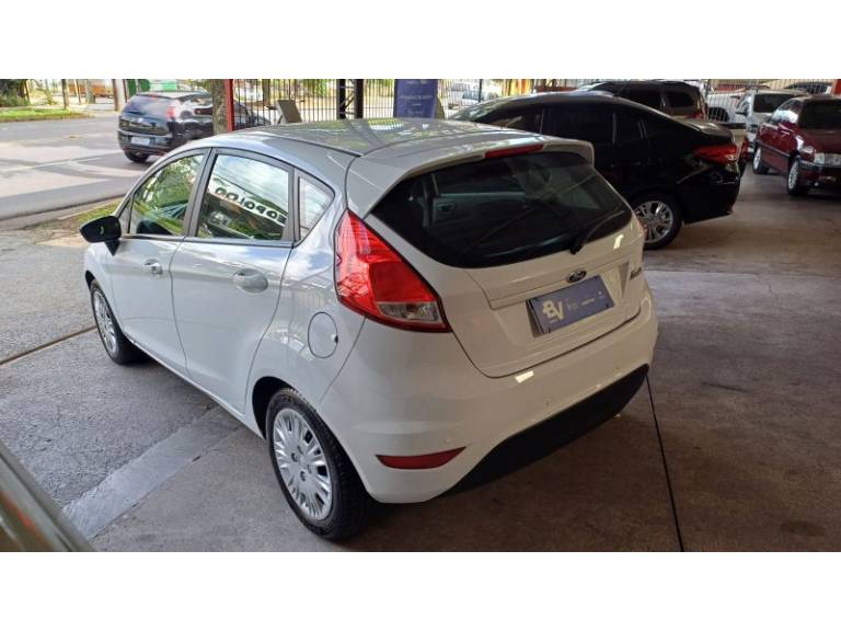 FORD - FIESTA - 2015/2016 - Branca - R$ 48.900,00