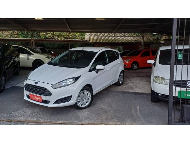 FORD - FIESTA - 2015/2016 - Branca - R$ 48.900,00
