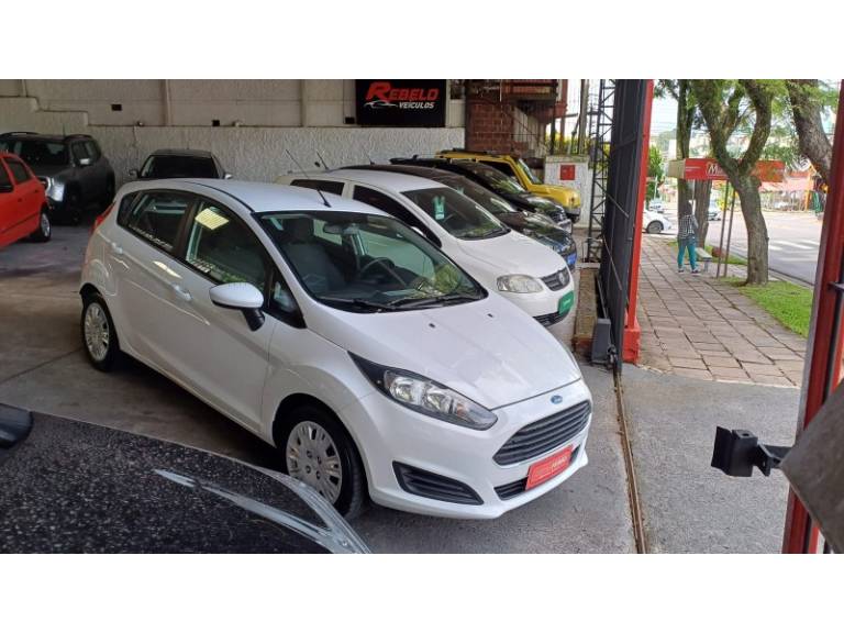 FORD - FIESTA - 2015/2016 - Branca - R$ 48.900,00
